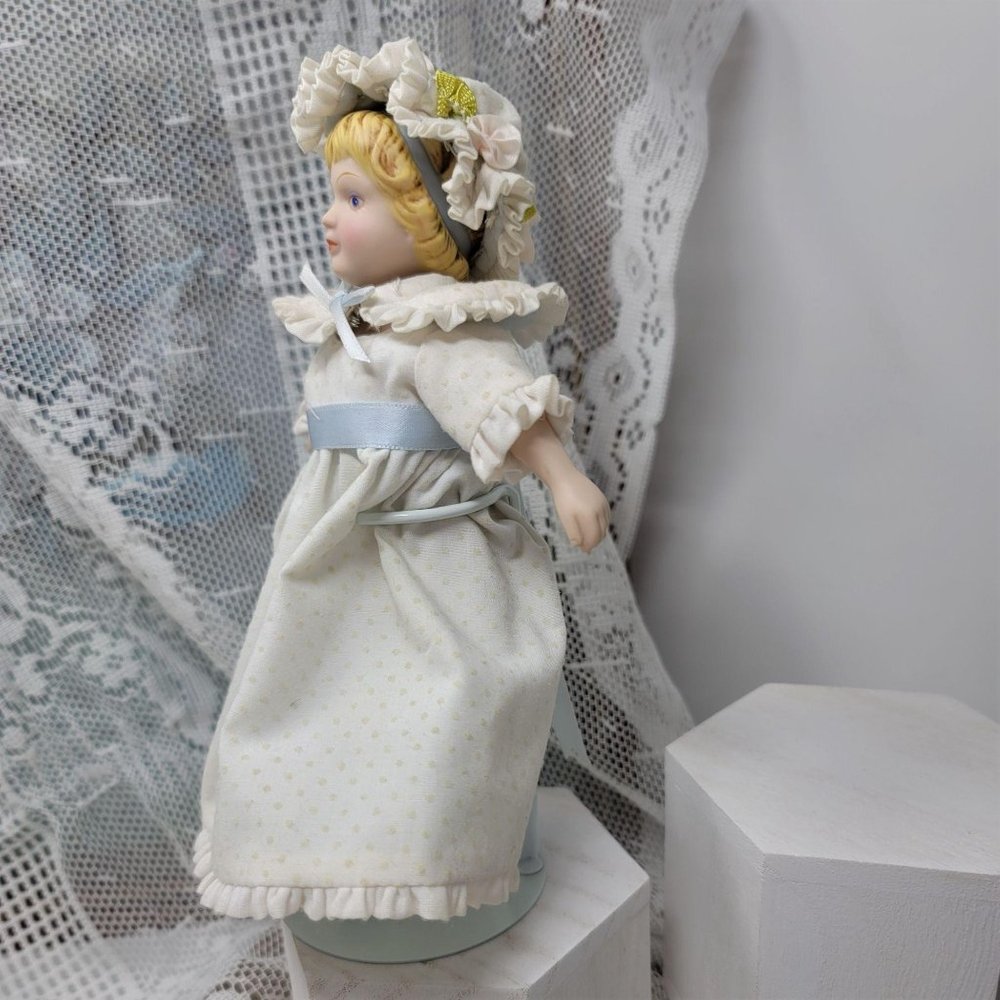 Avon Porcelain 1983 Cloth Dot Dress With Stand - Picture 4 of 10